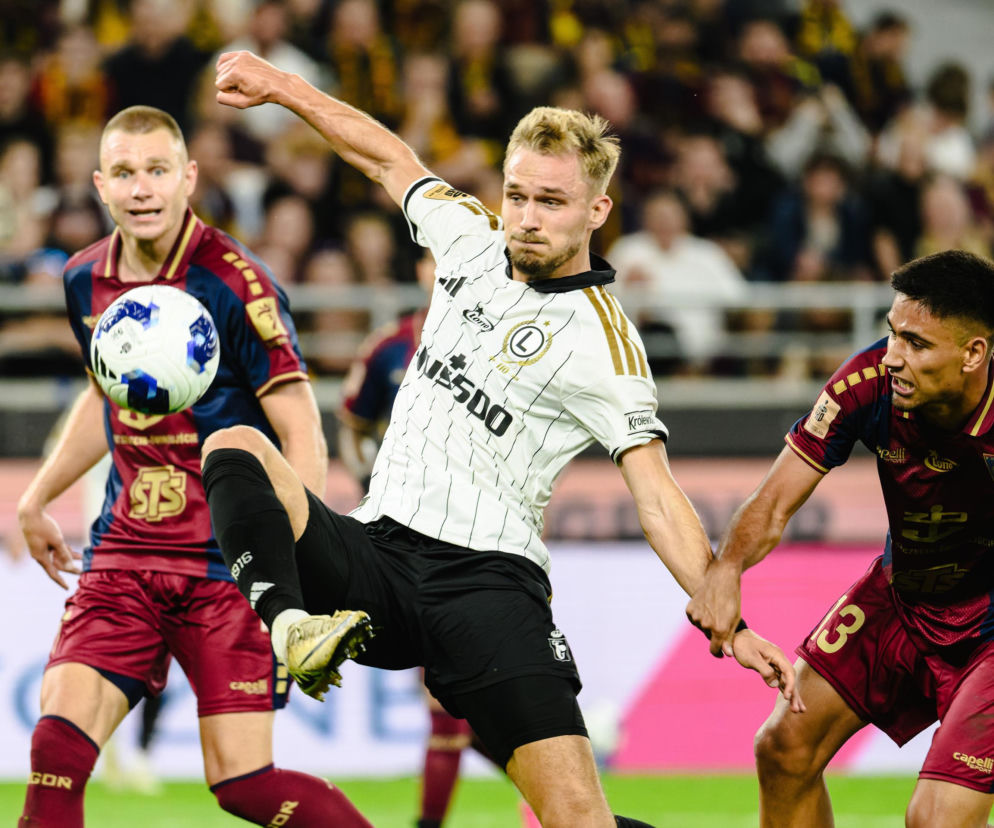 Łukasz Zjawiński w walce o piłkę podczas meczu Legii. O jego debiutanckim golu przeczytasz na SE Supersport.