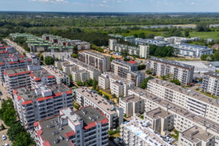 Dobra wiadomość – na obrzeżach dużych miast jest znacznie taniej. Niestety, ceny i tak są kosmiczne