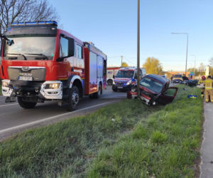 Jedna osoba została poszkodowana. Droga jest całkowicie zablokowana