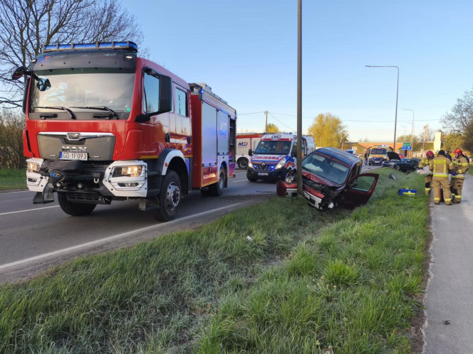 Jedna osoba została poszkodowana. Droga jest całkowicie zablokowana