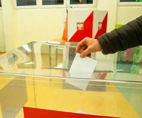 Incydent podczas wyborów w Krakowie. To zrobił z kartą