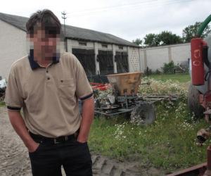 Drzwi obory przygniotły 3-letnią Oleńkę. Wgniotły dziewczynkę w mokrą ziemię