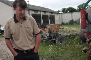 Drzwi obory przygniotły 3-letnią Oleńkę. Wgniotły dziewczynkę w mokrą ziemię