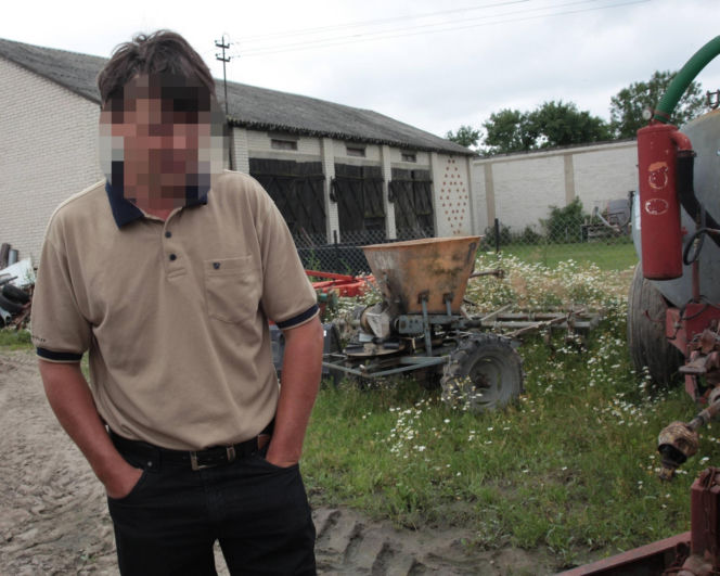 Drzwi obory przygniotły 3-letnią Oleńkę. Wgniotły dziewczynkę w mokrą ziemię