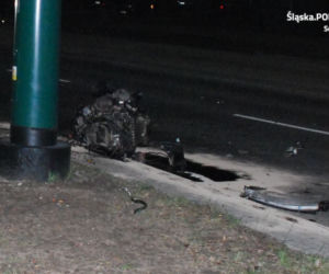 Sosnowiec: Nie żyje 38-letni kierowca. Jego rozpędzone auto dachowało rozbijając się o latarnię i inne pojazdy [ZDJĘCIA]