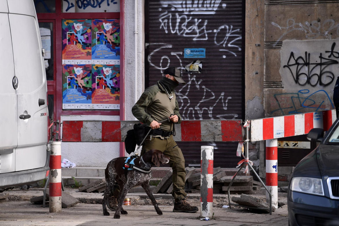 Ciała były zakopane na podwórku. Co się stało w kamienicy w Warszawie? Czy ciał może być więcej?
