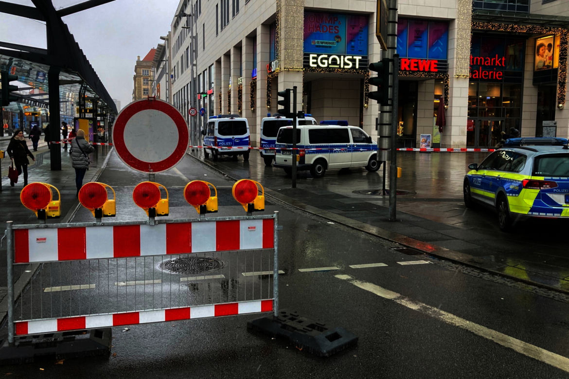 Drezno. Uzbrojony mężczyzna przetrzymuje zakładników w centrum handlowym