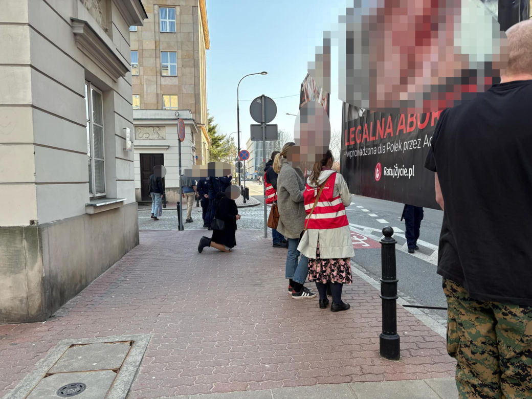 Dziennikarka „Super Expressu” oblana farbą i wyrzucona z pikiety antyaborcjonistów. „Wynocha z mojego zgromadzenia!”