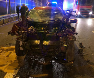 Mokrzyska. Lexus wbił się w naczepę tira z 20 tonami kleju. KURIOZALNA przyczyna