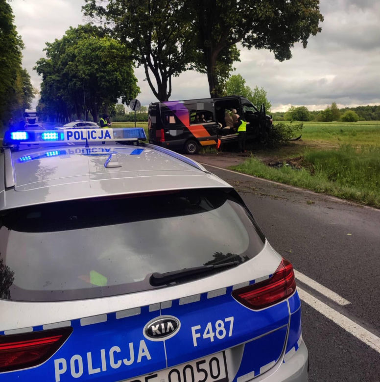 Wypadek pod Radomskiem. Bus wbił się w drzewo! Sześć osób w szpitalu, droga zablokowana