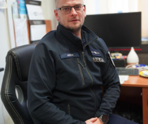 Pan Szymon zgłosił kradzież 30-letniego fiata. Chwilę później policjant namierzył złodzieja