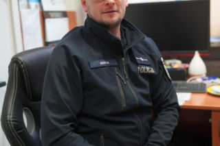 Pan Szymon zgłosił kradzież 30-letniego fiata. Chwilę później policjant namierzył złodzieja