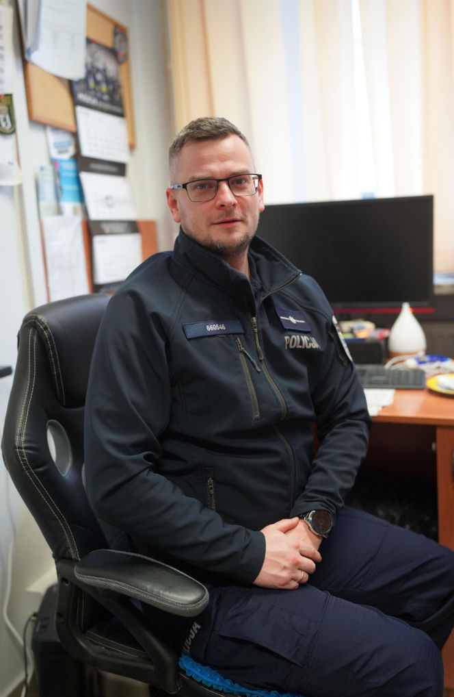 Pan Szymon zgłosił kradzież 30-letniego fiata. Chwilę później policjant namierzył złodzieja