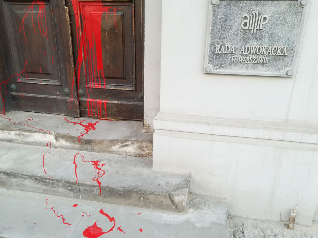 Siedziba ORA w Warszawie oblana farbą