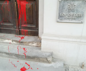 Siedziba ORA w Warszawie oblana farbą
