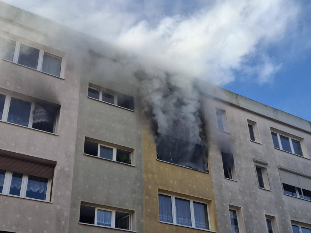 Pożar w bloku w Kościanie. Lokatorzy czekali na pomoc na balkonach