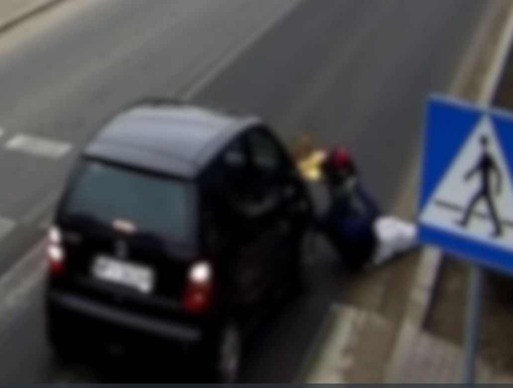 Wszedł z dzieckiem na pasy. Nagle wjechał w nich samochód wstrząsające nagranie