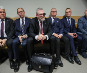 Europoseł Grzegorz Braun (C) na sali Sądu Rejonowego dla Warszawy-Pragi Południe