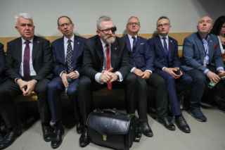 Europoseł Grzegorz Braun (C) na sali Sądu Rejonowego dla Warszawy-Pragi Południe