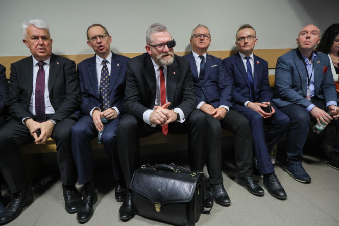 Europoseł Grzegorz Braun (C) na sali Sądu Rejonowego dla Warszawy-Pragi Południe