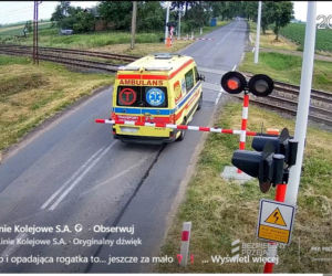 Karetka utknęła między rogatkami tuż przed nadjeżdżającym pociągiem