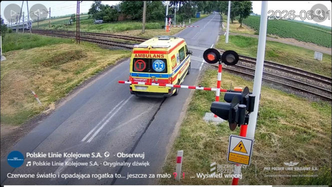Karetka utknęła między rogatkami tuż przed nadjeżdżającym pociągiem