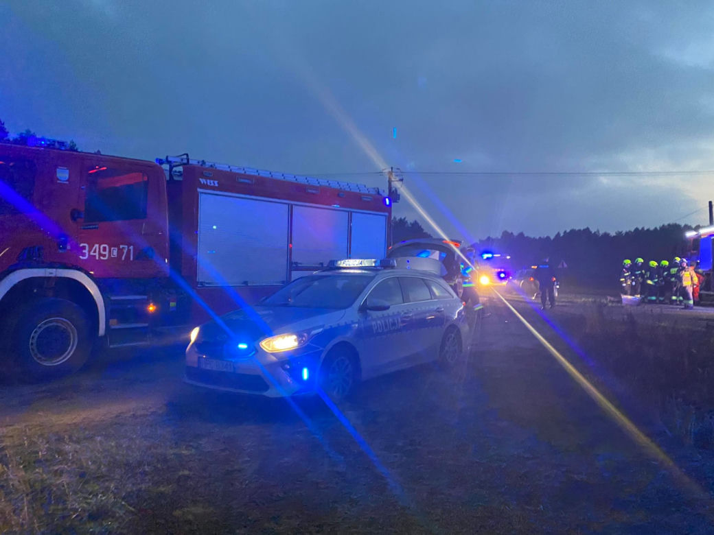 Poważny wypadek w Obrowie. Dachował samochód osobowy. Dwie osoby w szpitalu