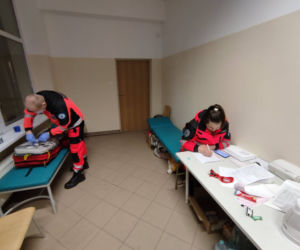 Ratownicy medyczni pomagają uchodźcom z Ukrainy [ZDJĘCIA]
