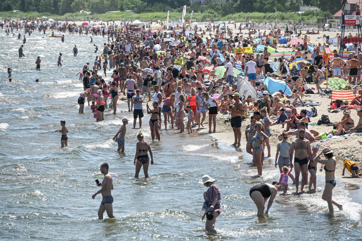 Armagedon nad Bałtykiem. Takich tłumów na plażach dawno nie było!