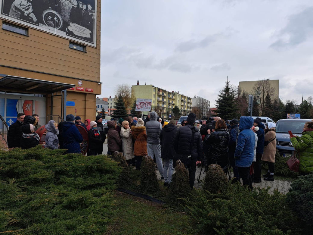 Dębica. Justyna zmarła po 7 godzinach na SOR. Mieszkańcy przyszli protestować [GALERIA]