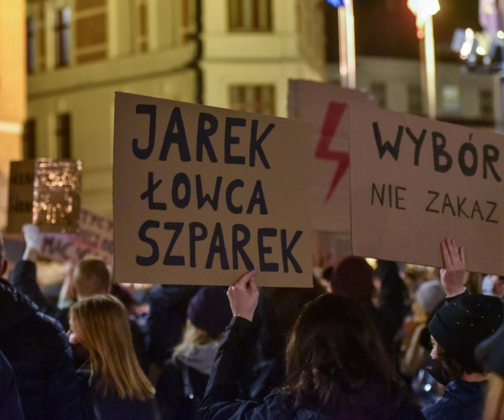 Strajk kobiet w Toruniu. Tańce, straż pod kościołem i wiele więcej - środa (28.10.2020)
