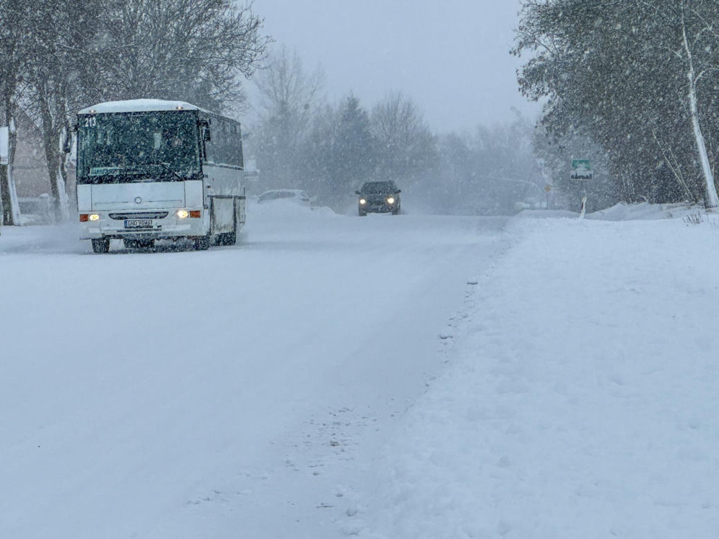 Ostróda w centrum śnieżycy. Burmistrz nocą ratował ludzi. Kierowcy nocowali w urzędzie