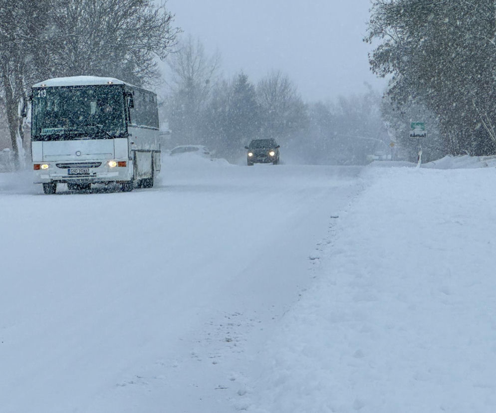 Ostróda w centrum śnieżycy. Burmistrz nocą ratował ludzi. Kierowcy nocowali w urzędzie