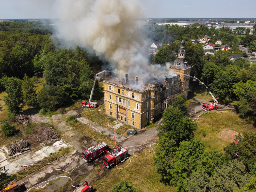 Dach pałacu cały w płomieniach 