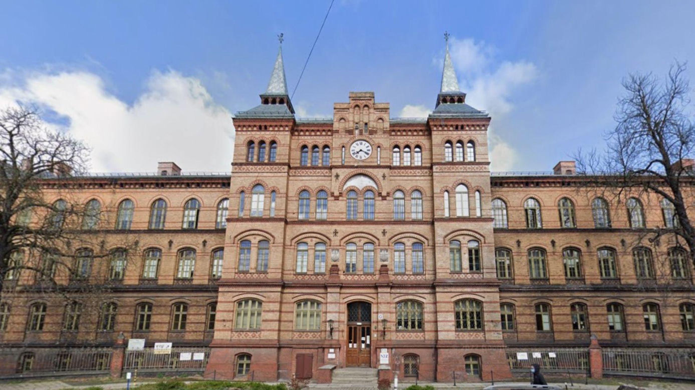 Najstraszniejszy budynek we Wrocławiu według AI