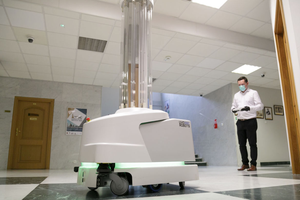 Robot będzie walczył z koronawirusem!