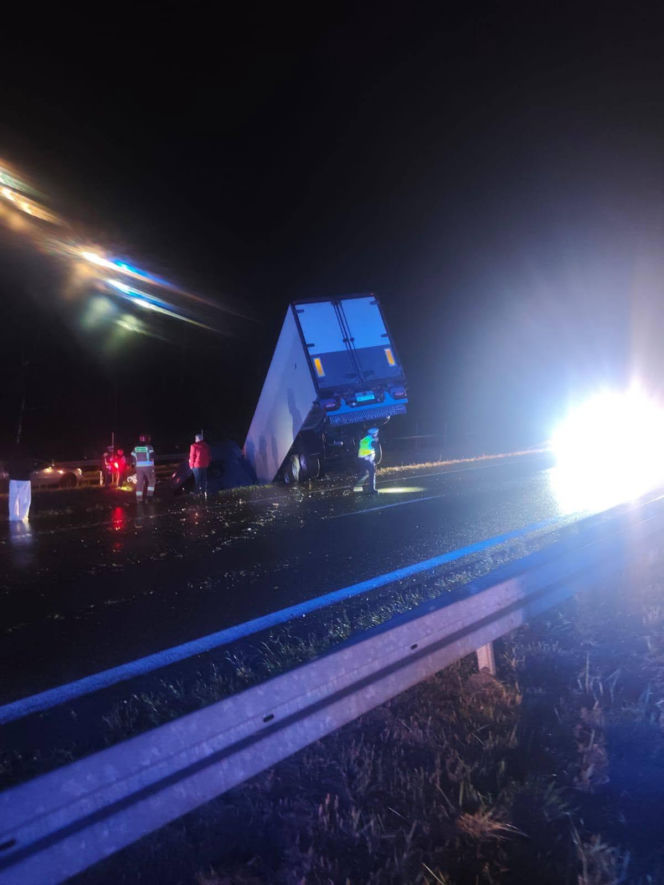 Ciężarówka przebiła bariery na S7 w Skarżysku-Kamiennej. Pojazd wpadł do rowu