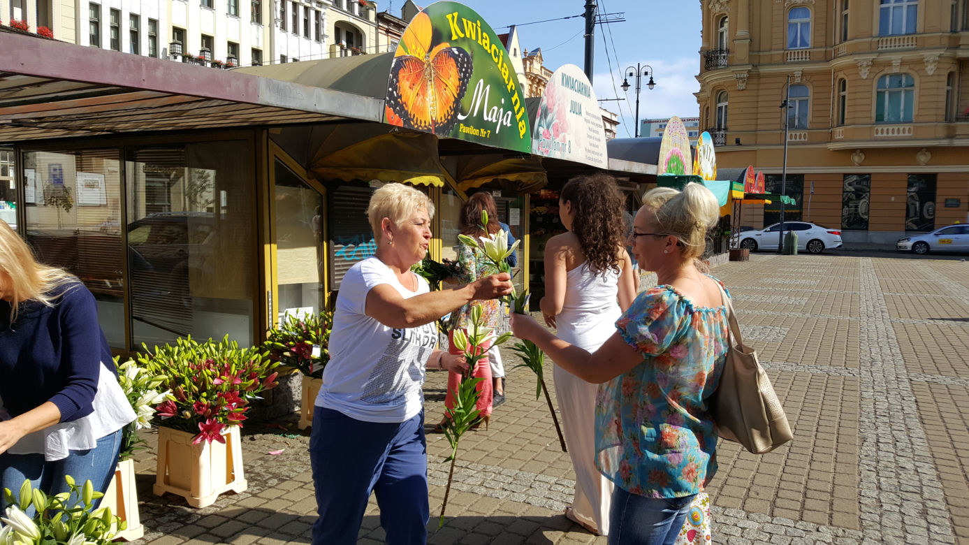 Kwiaciarki wdzięczne za poparcie. Z radości rozdały bydgoszczanom kwiaty!