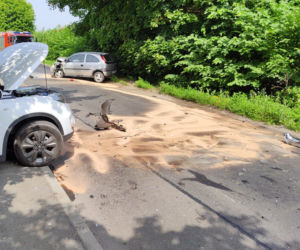 Wypadek na trasie Jonkowo - Olsztyn. Droga zablokowana po czołowym zderzeniu dwóch aut [FOTO]