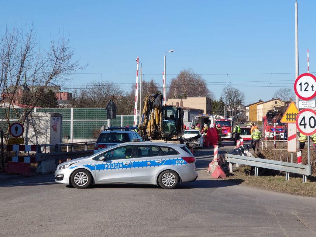 Koszmarny wypadek w Strzemieszycach. Samochód z impetem uderzył w koparkę. Lądował LPR