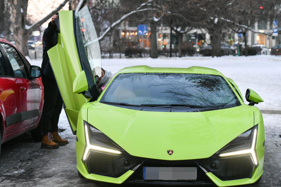 Klaudia Halejcio, mąż jej otworzył auto za całusa