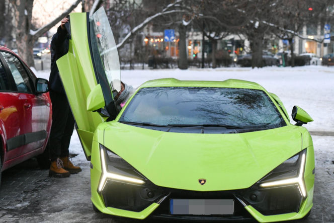 Klaudia Halejcio, mąż jej otworzył auto za całusa