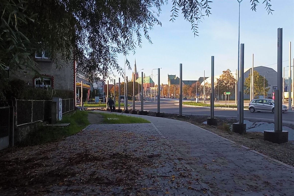 Przy Rondzie Portowców montowane są ekrany dźwiękochłonne