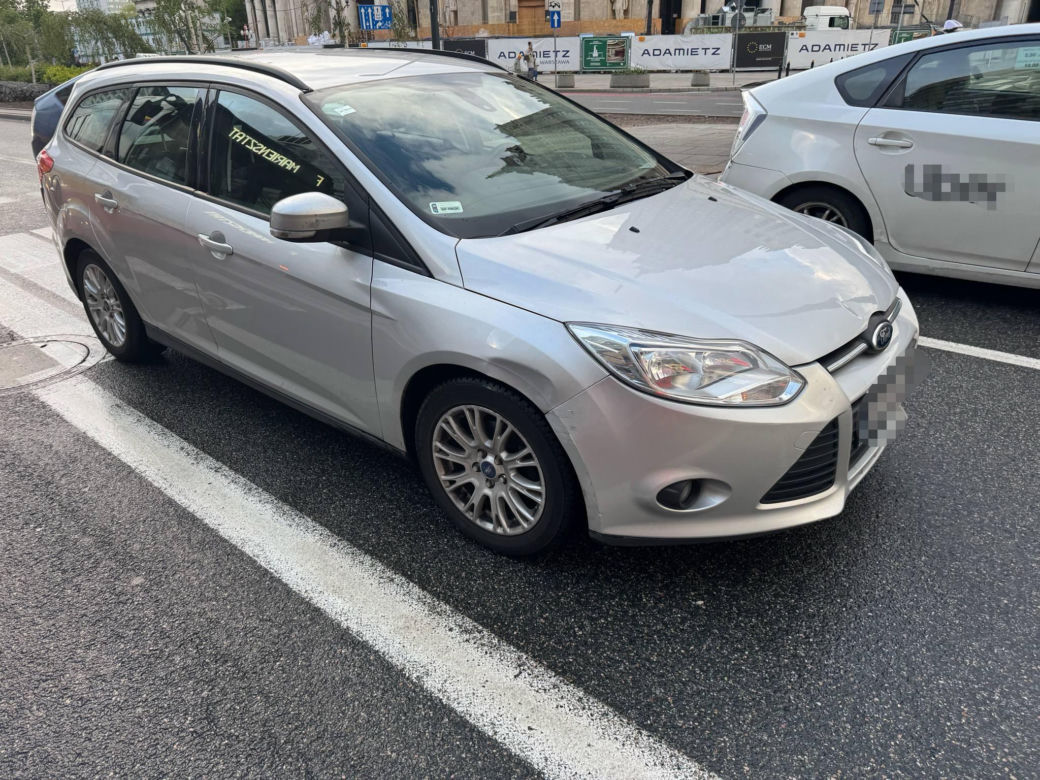 Potrącenie trzech nastolatek w centrum Warszawy. Kierowca wyjeżdżał z parkingu