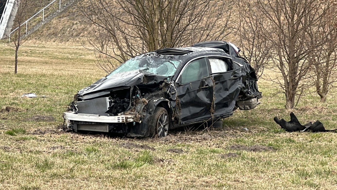 Koszmarny wypadek pod Brwinowem. Z koziołkującej hondy wypadli pasażerowie i kierowca. Jedna osoba zginęła na miejscu