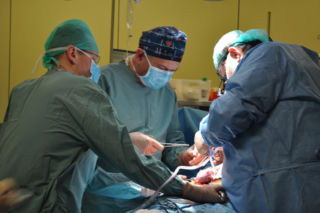 60 lat od pierwszego takiego zabiegu w Polsce. Dziś lekarze biją rekordy. „Decyzja była dla mnie oczywista”