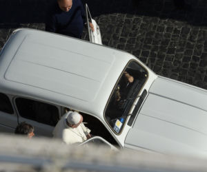 papież Franciszek jeździ Renault 4 z 1989 roku