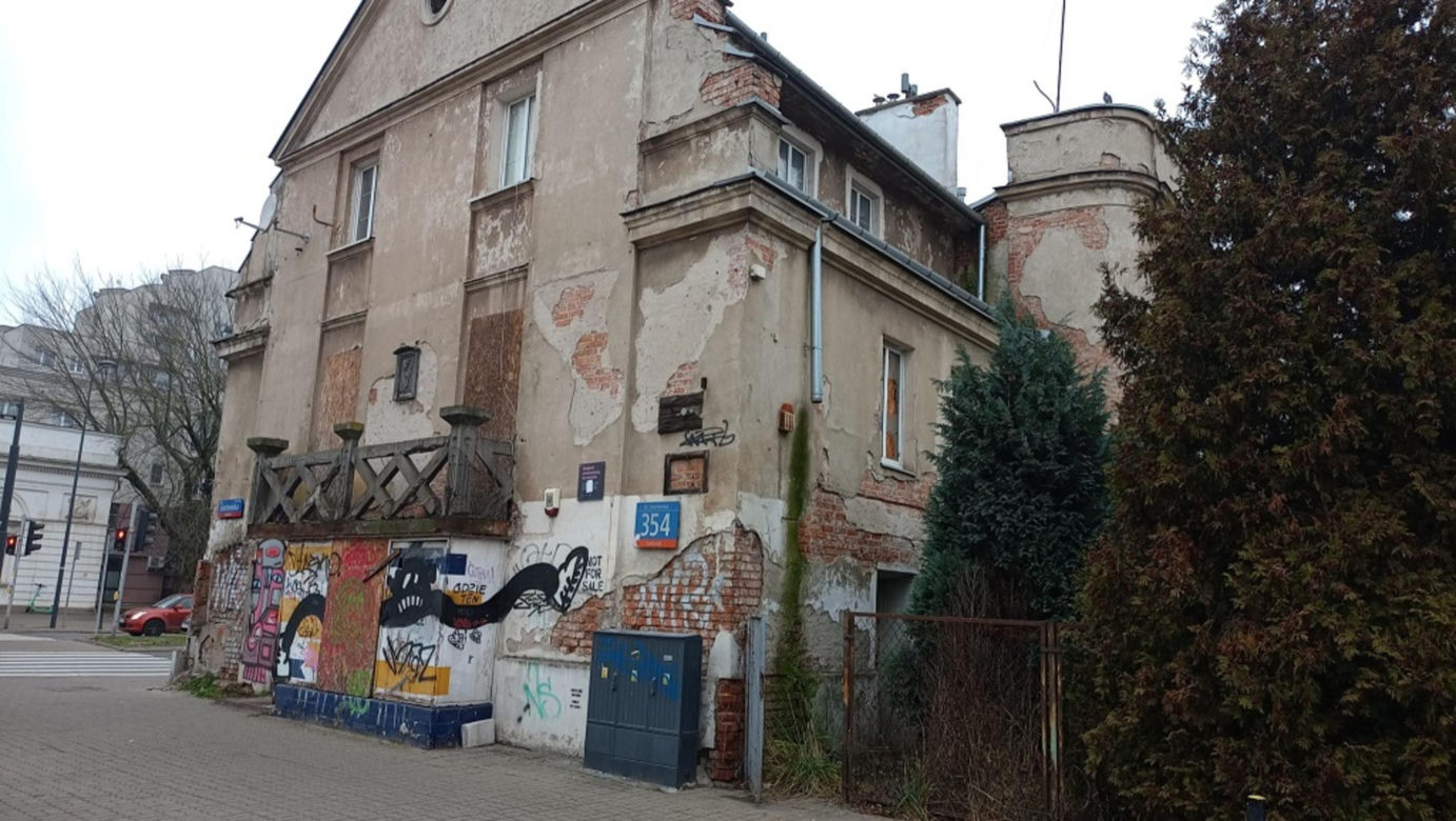 Wybili dziurę w warszawskim zabytku. Chcieli dostać się "za potrzebą"