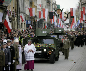 To już 10 lat od pogrzebu pary prezydenckiej Lecha i Marii Kaczyńskich. Ludzie żegnali ich kwiatami