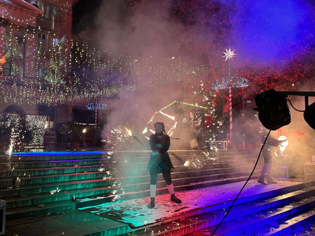 Betlejem Poznańskie 2023. Zimowe Fire Show na placu Wolności w Poznaniu